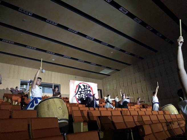太日乐集负责以打击乐呈现剧中声势浩大的战争场面，表演场地在观眾席后面，震慑人心的太鼓声包围着观眾。（云林县府文化观光处提供）