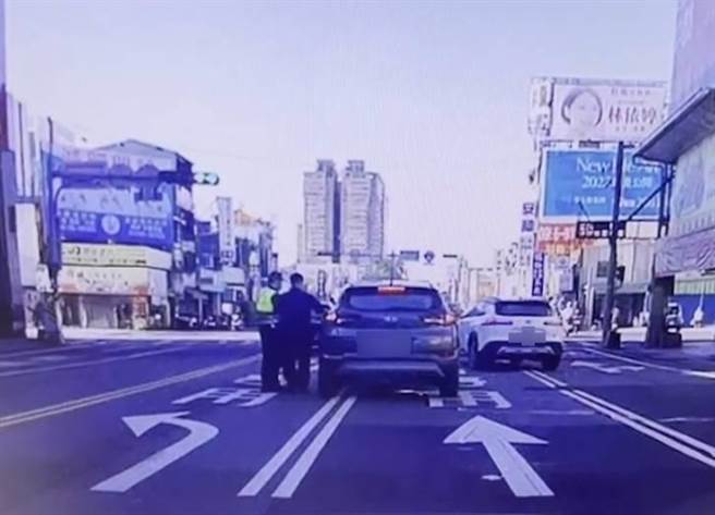 李男酒驾在车内昏睡，车子却停在大马路上静止不动，遭警方上前关切。（读者提供／程炳璋台南传真）