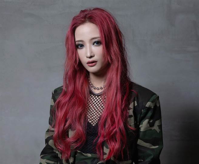 黄美珍新歌〈犹大的狮子〉荣登「iRadio金曲排行榜」冠军。（Superfanz提供）