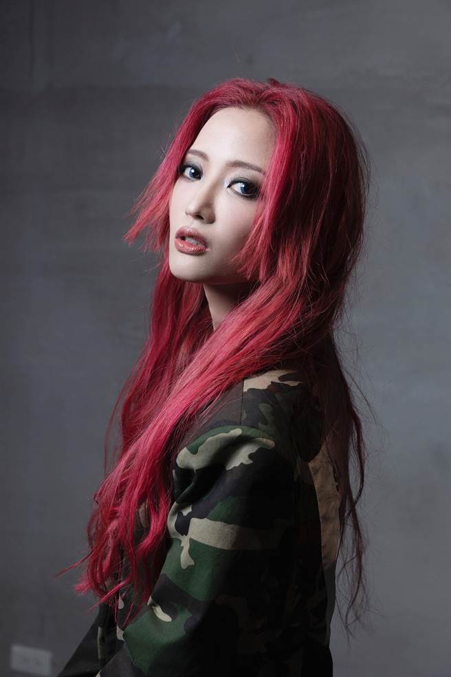 黄美珍新歌〈犹大的狮子〉荣登「iRadio金曲排行榜」冠军。（Superfanz提供）