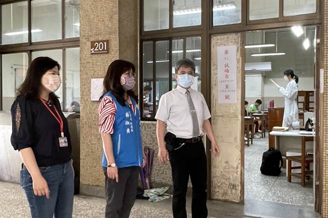国中教育会考补考第2天，新竹县教育局副局长蔡淑贞（中）到竹北高中考场视察，考场秩序良好。（新竹县政府提供／罗浚滨新竹传真）
