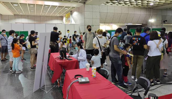 衛福部台北醫院在新北市板橋車站開設的兒童大型接種站5日持續提供兒童接種疫苗，由於是開設最後一天，午後出現許多家長帶著小孩前往排隊，等待施打疫苗。（劉宗龍攝）