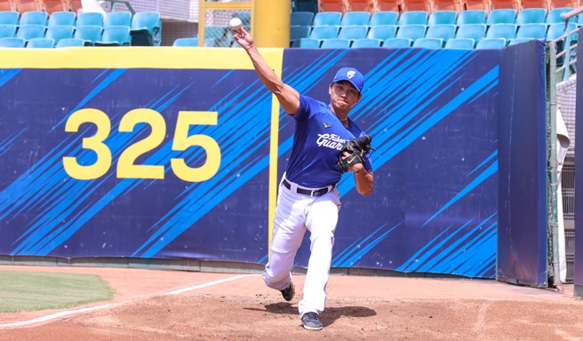 富邦悍將江少慶進牛棚練投。（富邦悍將提供）