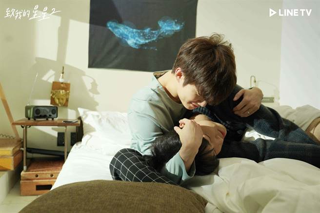 《致我的星星2》孙宇贤（左）饰演顶流明星，与饰演厨师的金江珉在剧中狂撒糖。（LINE TV提供）