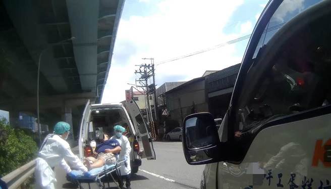 新北市板桥昨（4）日下午1时20分许，一辆小货车突然停驶于快车道，原来是驾驶疑似中风，后续经警方通报，救护人员到场协助将其送医。（警方提供／李奇叡新北传真）