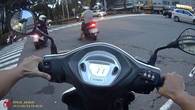 蔡姓退休消防員酒駕被警盤查，因妨害公務被帶回偵訊，蔡男因嘔吐無法製作筆錄，警方讓他在暫時警車休息，未料晚間發現他猝死車內，死因待查。(警方提供／林雅惠高雄傳真)