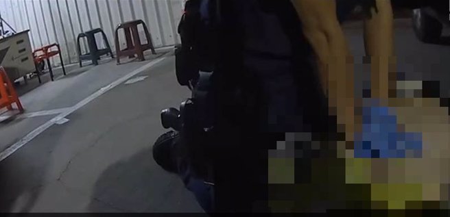 蔡姓退休消防員酒駕被警盤查，因妨害公務被帶回偵訊，蔡男因嘔吐無法製作筆錄，警方讓他在暫時警車休息，未料晚間發現他猝死車內，死因待查。(警方提供／林雅惠高雄傳真)