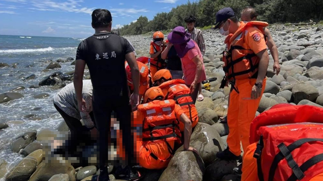 台東小馬海灘發生民眾潛水捕撈失聯，海巡消防人員馳援仍告不治。（第一三岸巡隊提供）