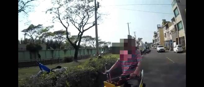 小港分局交通分队警员曾于行经南星路取缔一名满脸酒容，骑着电动自行车的男子。（翻摄照片／高雄洪靖宜传真）