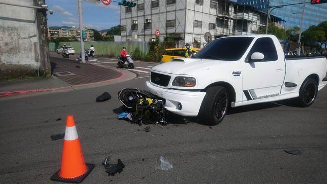 吴姓货卡驾驶左转与机车发生事故。（翻摄照片）