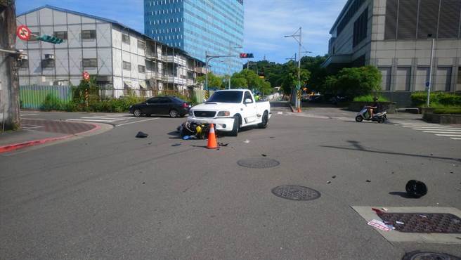 市民大道8段发生小货卡与机车交通事故。（翻摄照片）