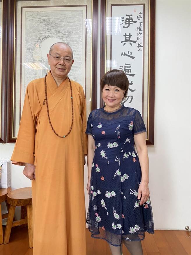 张琪（右）受邀主持《如是我闻》访问净耀法师。（土城慈法禅寺提供）