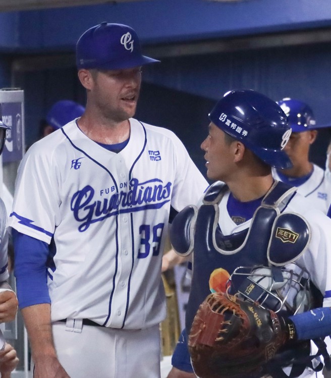 富邦悍将戴培峰（左）4日与罗力本季首度搭配缴出7局无失分好投。（富邦悍将提供）