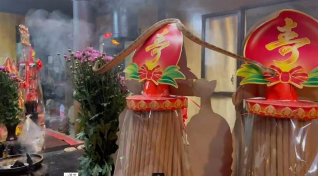 「帝爷公蛇」攀沿庙方信徒送来为玄天上帝祝寿的大贡香塔上，准备上至顶端处，向玄天上帝参拜。（庙方人员提供／张妍溱南投传真）