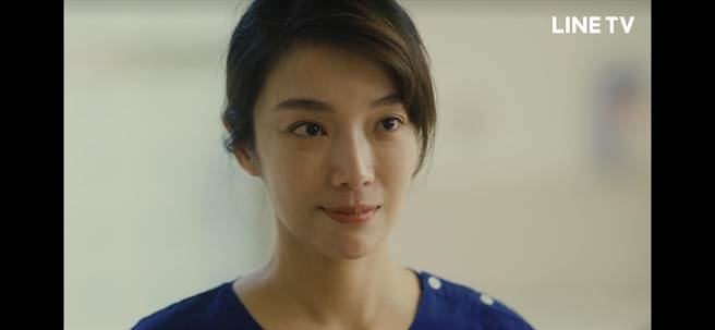 蔡淑臻饰演的小刘医师在片尾与朱轩洋重逢，露出温暖的笑容。（摘自LINE TV）