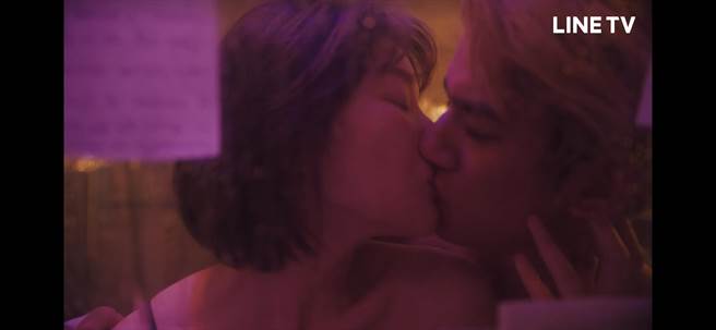 蔡淑臻、朱轩洋浪漫滚床让观眾脸红心跳。（摘自LINE TV）