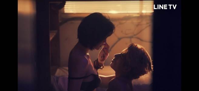 蔡淑臻、朱轩洋浪漫滚床让观眾脸红心跳。（摘自LINE TV）