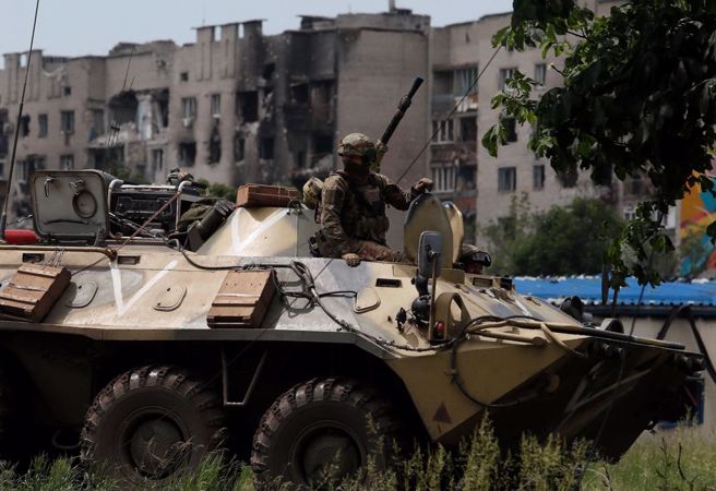 亲俄部队装甲运兵车6月2日出现在卢甘斯克（Luhansk）地区的波帕斯纳（Popasna）街头。（图/路透）
