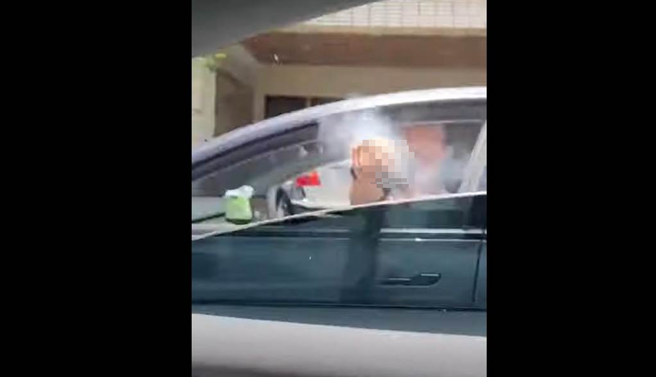 宜兰市某特斯拉充电站今（5日），林男以「爸爸过世」为理由，要正在充电的陈男让位，陈男未让被呛，在路口停车林隔窗比中指挑衅叫骂「让个位置会怎样？」等话语，接着朝对方车内扫射BB弹，陈男喊痛狂喊「要报警」！（网路翻摄／吴佩蓉宜兰传真）