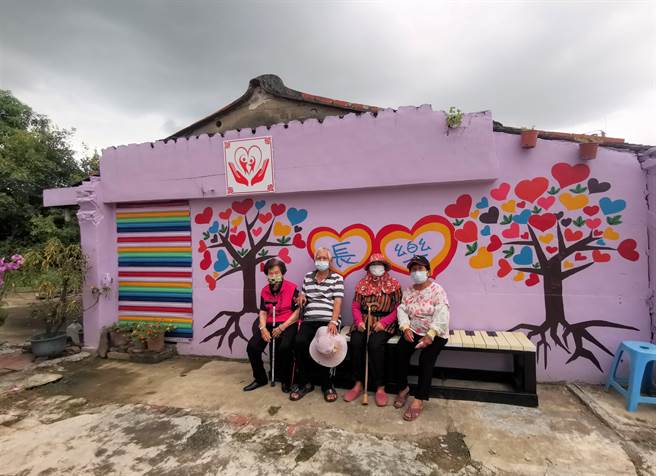 台南下营贺建里麻豆寮居民整理彩绘閒置三合院，供民眾休憩。（刘秀芬摄）