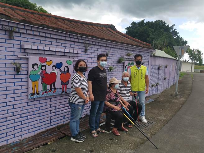 台南下营贺建里麻豆寮居民整理彩绘閒置三合院，供民眾休憩。（刘秀芬摄）
