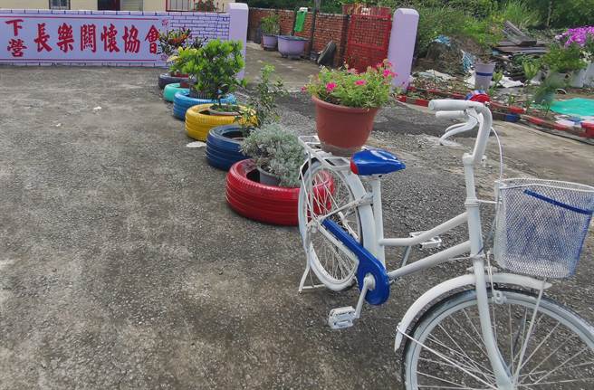 台南下营贺建里麻豆寮居民整理彩绘閒置三合院，供民眾休憩，民眾把家中盆栽搬到空地美化环境。（刘秀芬摄）