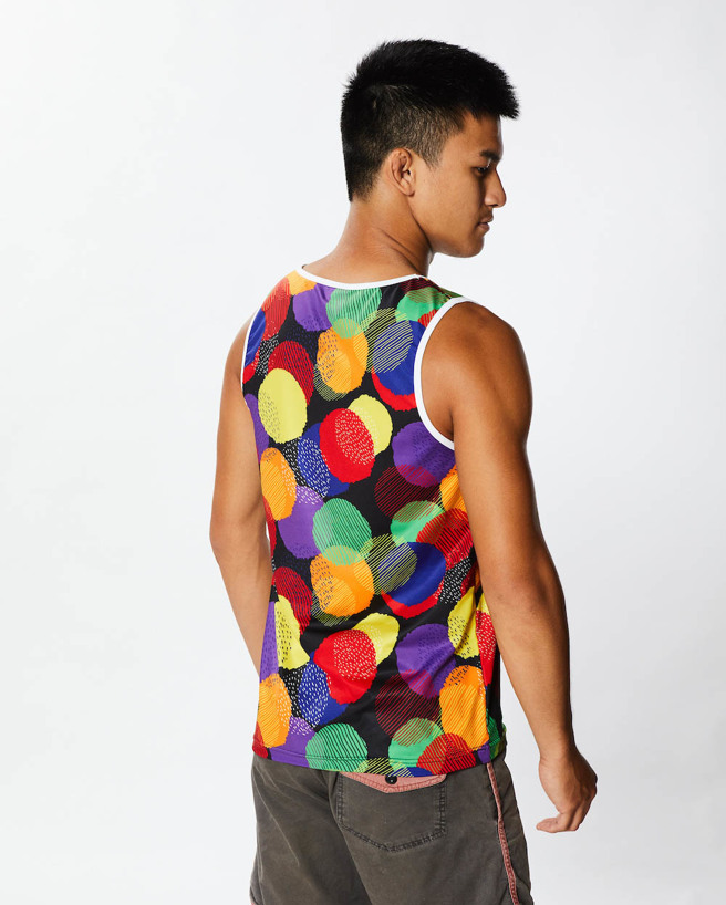 花生骚「虹彩系列」眾商品其中，「虹彩毛球口袋凉感背心中性款」以邹族及阿美族服饰重要元素「毛球」为设计主题。（花生骚提供）