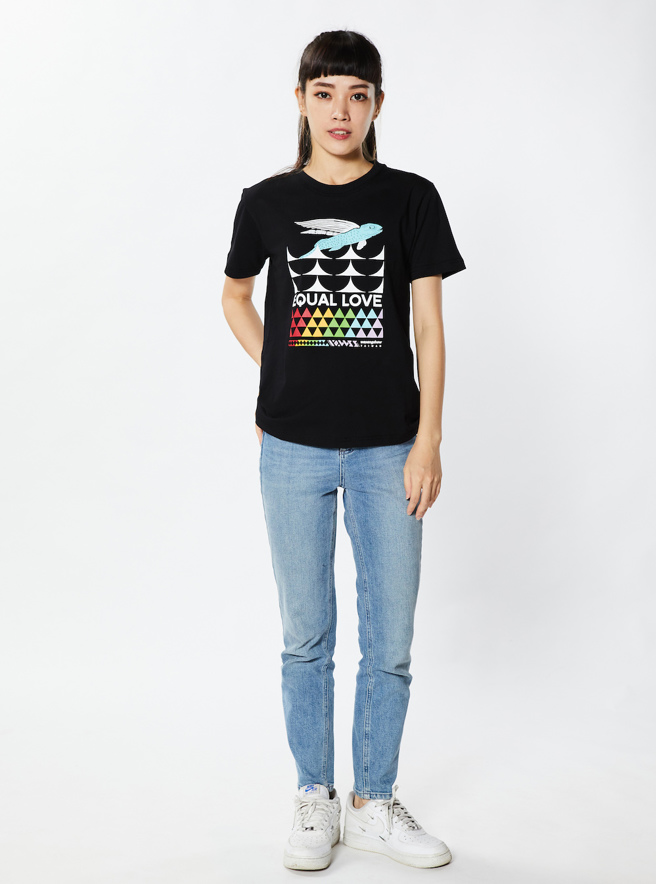 花生骚「【海洋动物系列】突破海平面 虹彩飞鱼TEE中性款」设计呈现「飞鱼浪潮」。（花生骚提供）