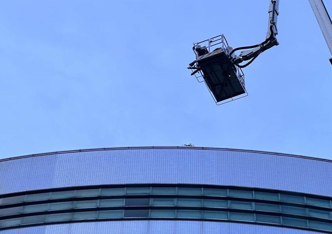 新北市新店区一名男子今（5）日下午5时许，跑到中兴路一段某科技大楼顶楼12楼扬言轻生。（李奇叡摄）