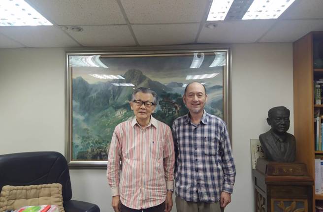2022年4月20日，张俊宏先生与龙城飞摄于办公室。（图文：龙城飞提供）