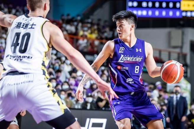 朱云豪(右)今天投进6颗三分球、独拿24分。(攻城狮提供)