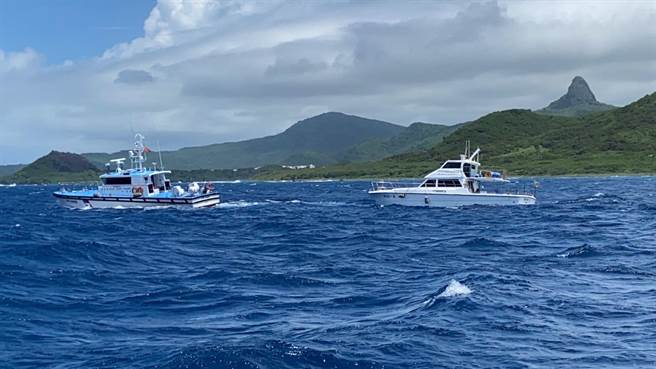 游艇故障15人无助海上漂，海巡携手威鲸前往救难。（海巡提供／谢佳潾屏东传真）