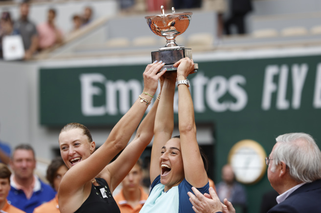 法国女双组合贾西雅（右）、茉兰登诺维奇（左）拿下2022法网女双冠军。（美联社）