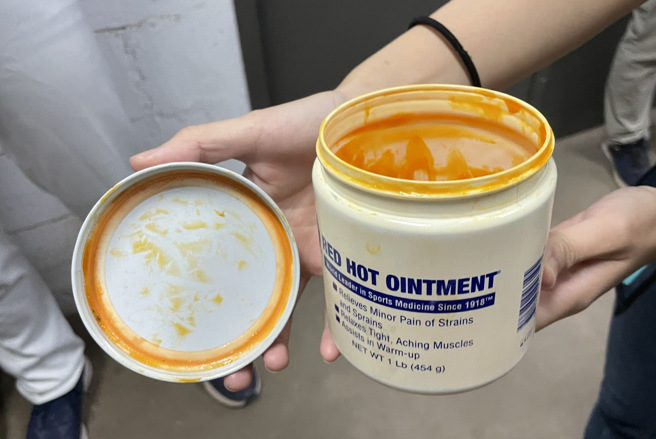 富邦悍将赛后拿出范米特所使用的热身软膏。（毛琬婷摄）