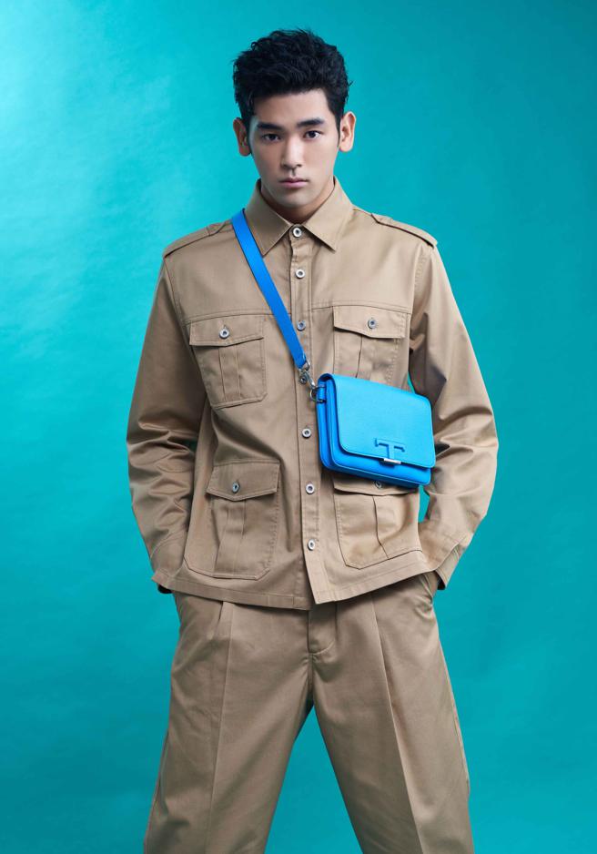 内田雅乐表示自己赴欧第一个收到的礼物，就是TOD’Ｓ的豆豆鞋，TOD’S卡其裤装价格电洽，T Timeless皮革斜背包，4万4300元、咖啡色皮革豆豆鞋 价格店洽。（摄/JOJ PHOTO、服装/TOD’S）