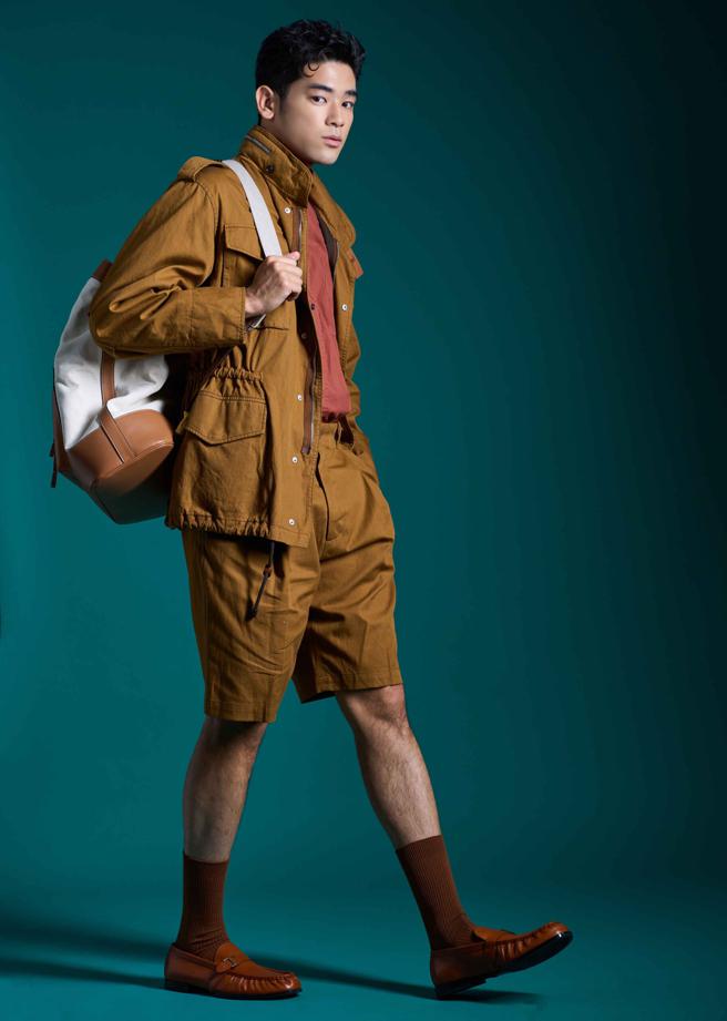 内田雅乐热爱打篮球，台北晚间有许多打球好去处，是让他最想待在台湾的原因之一，TOD’S卡其短裤装、T Lion皮革拼接后背包，7万7900元、T Timeless皮革抓皱乐福鞋，2万5300元。（摄/JOJ PHOTO、服装/TOD’S）