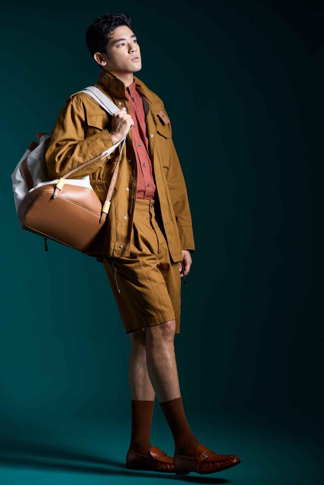 内田雅乐热爱打篮球，台北晚间有许多打球好去处，是让他最想待在台湾的原因之一，TOD’S卡其短裤装、T Lion皮革拼接后背包，7万7900元、T Timeless皮革抓皱乐福鞋，2万5300元。（摄/JOJ PHOTO、服装/TOD’S）