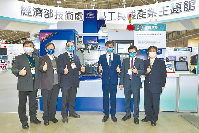 經濟部技術處智慧工具機產業主題館整合法人單位，展示國產化五軸控制器等28項技術成果，圖為工研院微系統中心執行長朱俊勳（左起）、工研院智機中心執行長陳來勝、工研院機械所所長胡竹生、經濟部技術處處長邱求慧、工研院院長劉文雄、工研院智機中心組長麥朝創。圖／工研院提供