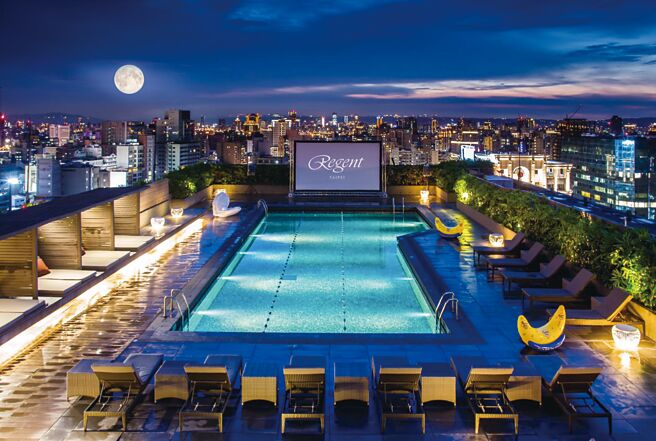 台北晶華酒店露天泳池畔旁、全台北市五星級飯店唯一的「城市星空電影院」，每日晚間會播映娛樂性十足的好萊塢大片。圖／台北晶華酒店提供