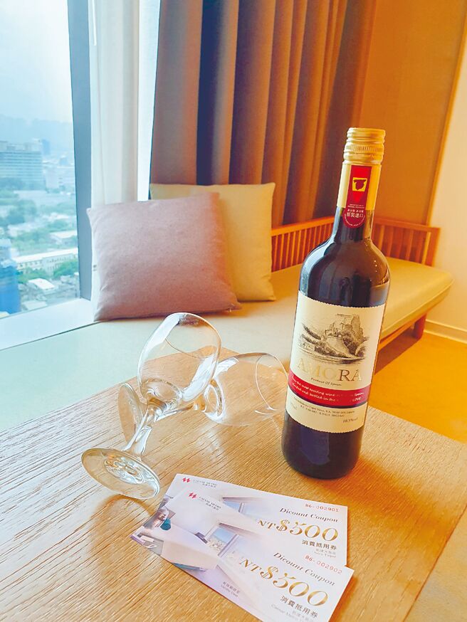 台北凯达为住宿庆生的双子座寿星大方加码，500元的馆内消费抵用券2张与红酒1瓶。图／业者提供