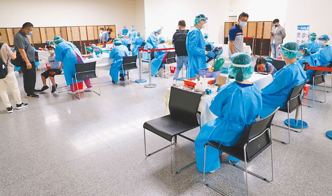 位于中正纪念堂的儿童疫苗接种站将于5日结束任务，4日为端午假期第二天，家长带着小孩前来施打BNT疫苗。（季志翔摄）