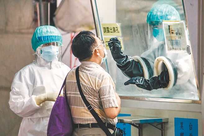 在野黨立委強調，快篩劑已成不可或缺防疫必需品，應全民免費普發。圖為北市聯合醫院外的防疫急門診為民眾採檢。（本報資料照片）