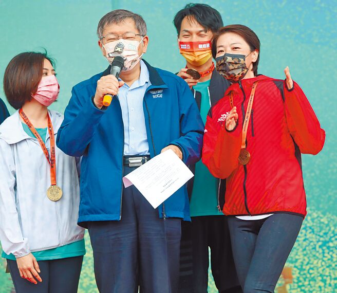 台北市长、民眾党主席柯文哲（中）说副市长黄珊珊（右）不会代表民眾党选市长，在民眾党内炸锅，认为黄珊珊能有现在的民意支持，是靠柯文哲做机会表现，如今要获得民眾党的资源与支持，却又不加入民眾党，质疑黄珊珊是在取巧。（本报资料照片）