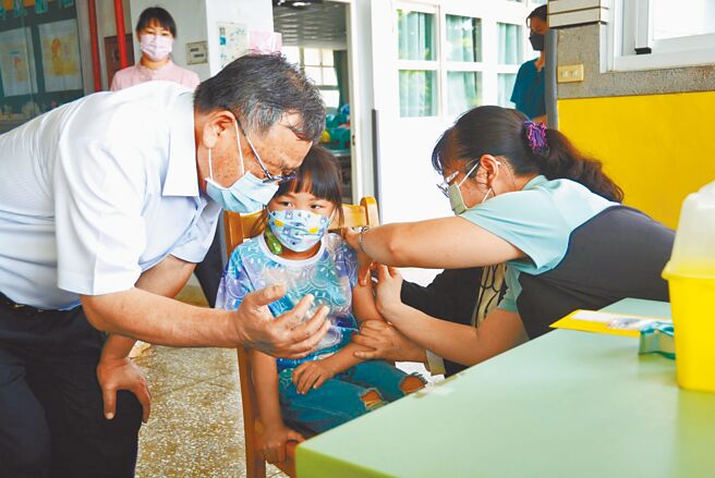 爭取連任的澎湖縣長賴峰偉（左）面臨副議長陳雙全挑戰，傳近日將會展開協調式民調。（澎湖縣政府提供）