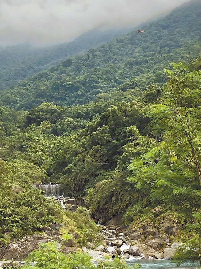 花蓮翡翠谷因聯外道路邊坡不穩而封閉，但20歲的陳姓男大生昨和8名友人仍擅闖戲水，不明原因溺斃。（銅門村長許賢美提供／羅亦晽花蓮傳真）