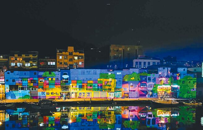 在城博會活動期間，乘坐夏日海洋號，也能夠從國門展區到正濱展區看光雕秀。（基隆市政府提供／張志康基隆傳真）