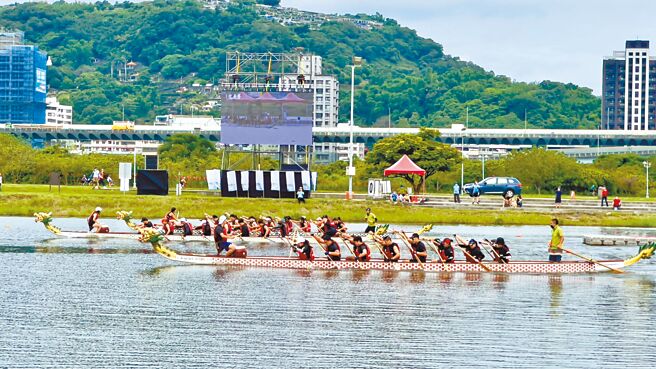 新北市议长杯第12届龙舟锦标赛各队卯足全力，希望在锦标赛中取得佳绩。（吕健豪摄）