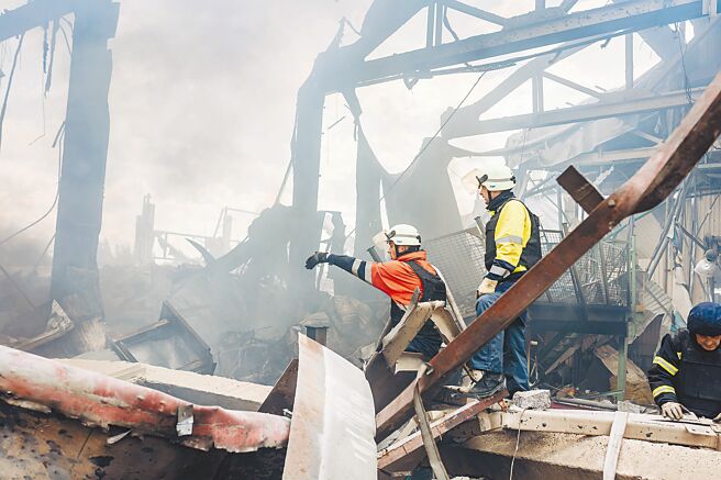 烏東戰事吃緊，俄軍就快攻陷盧甘斯克州全境，接下來首當其衝的城市之一將是頓涅茨克州北部的巴赫穆特（Bakhmut）。圖為巴赫穆特一處工廠5月27日遭俄軍轟炸後，消防人員在現場工作。（新華社）
