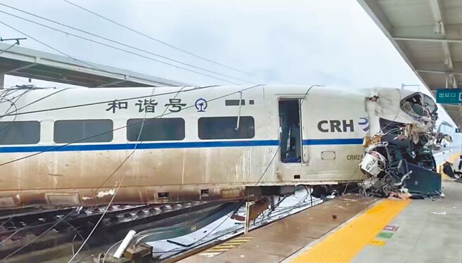 大陆一班贵阳北至广州南的和谐号列车，4日上午因撞上突发侵入轨道的土石流致列车出轨，驾驶不幸罹难。（中新社）