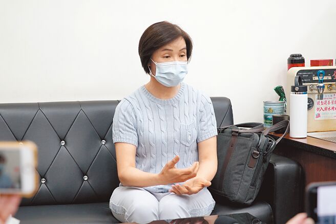 繼去年彰化基督教醫院眼科名醫陳珊霓揮別服務18年的彰基，在臉書控訴遭打壓含怨離去，今又傳出皮膚科名醫邱足滿遭無理由不續聘，４日在臉書發表長達3000字的公開信。（吳建輝攝）